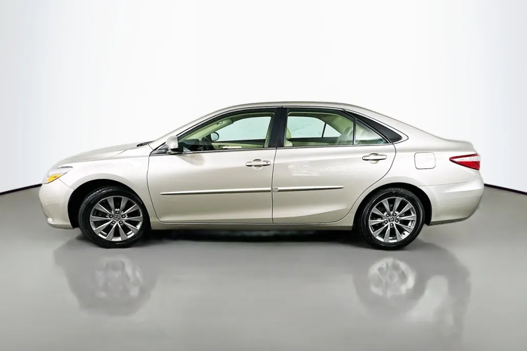 2016 Toyota Camry LE photo 1