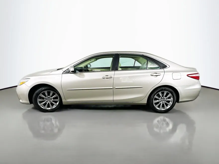 2016 Toyota Camry LE photo 1
