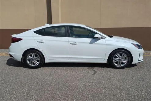 2020 Hyundai Elantra SEL photo 3