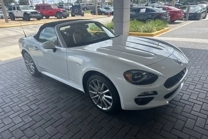 2020 Fiat 124 Spider Lusso photo 1