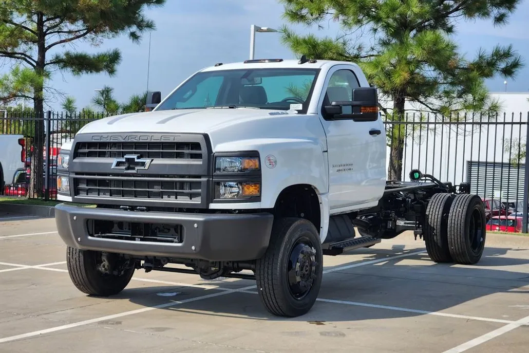 2024 Chevrolet Silverado 4500HD LT photo 1