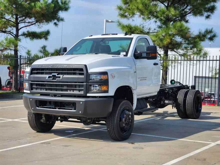 2024 Chevrolet Silverado 4500HD LT photo 1