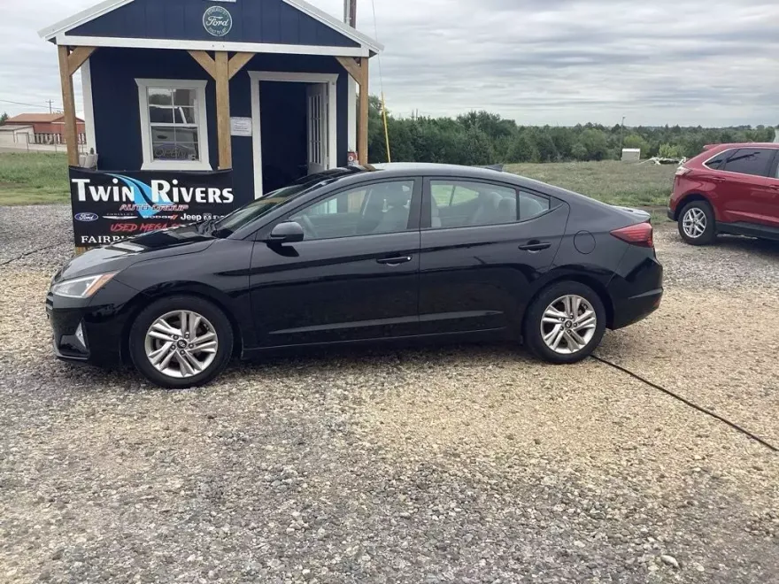 2020 Hyundai Elantra SEL photo 1