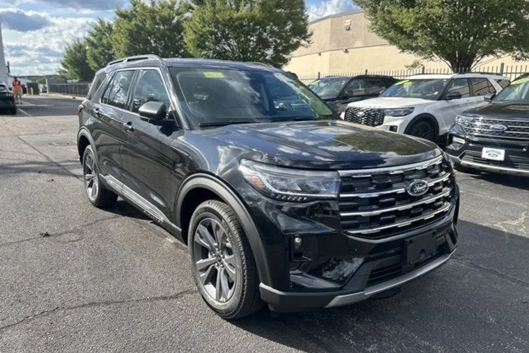 2025 Ford Explorer photo 1