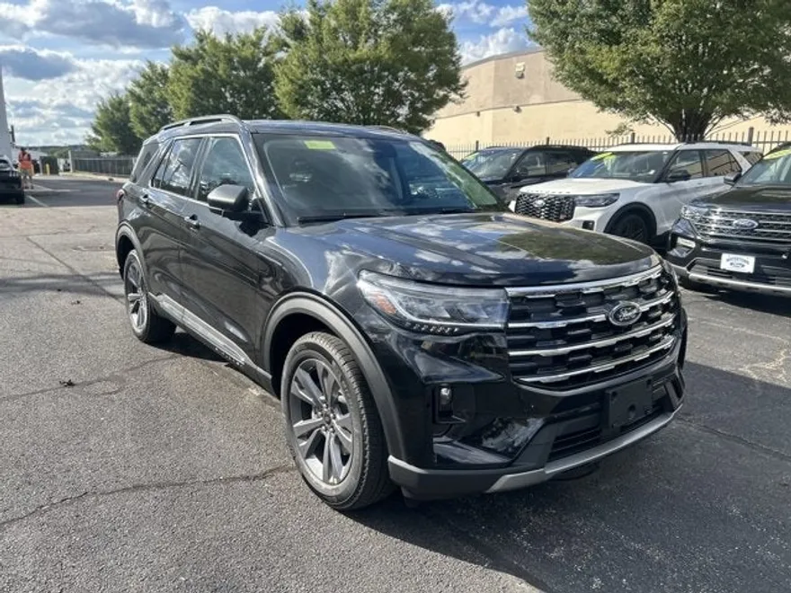 2025 Ford Explorer photo 1