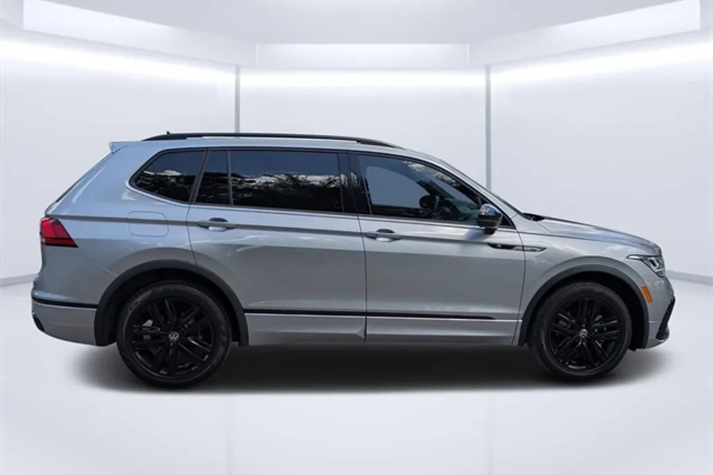 2022 Volkswagen Tiguan SE R-Line Black photo 1