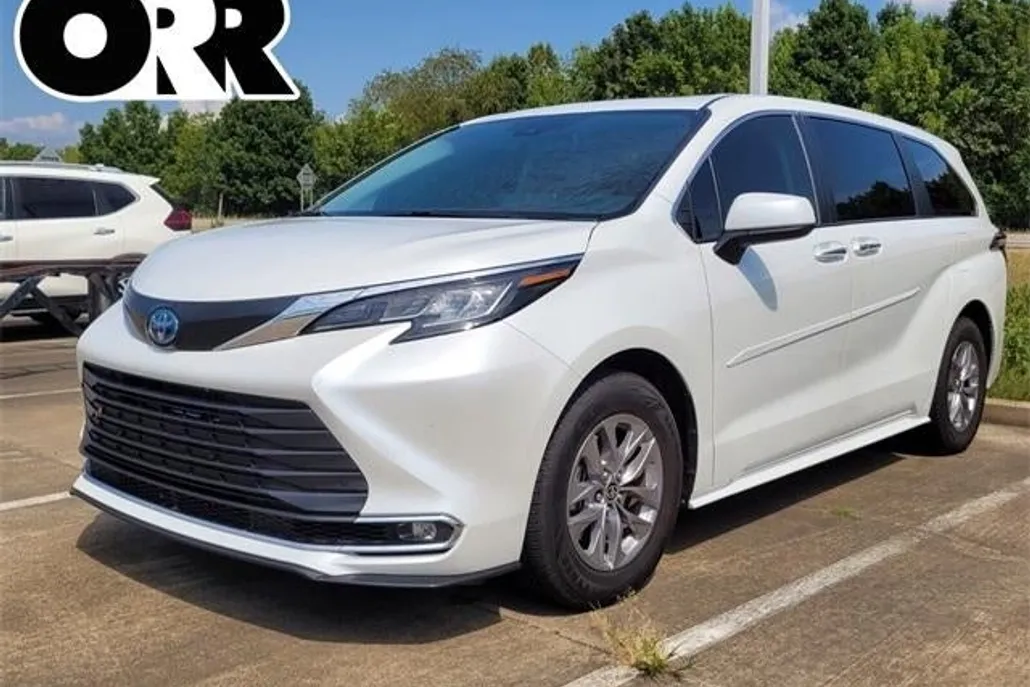 2022 Toyota Sienna XLE photo 1