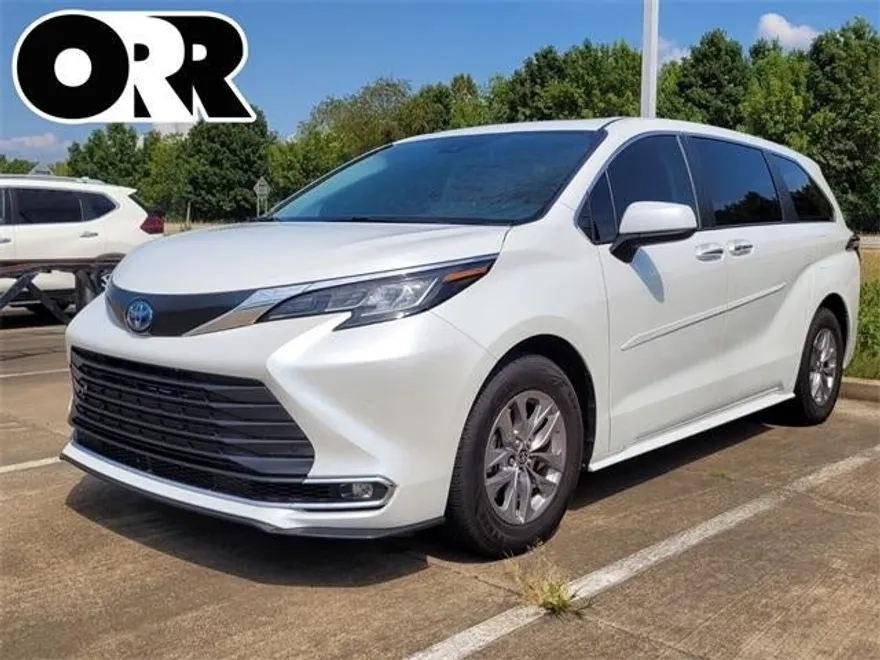 2022 Toyota Sienna XLE photo 1