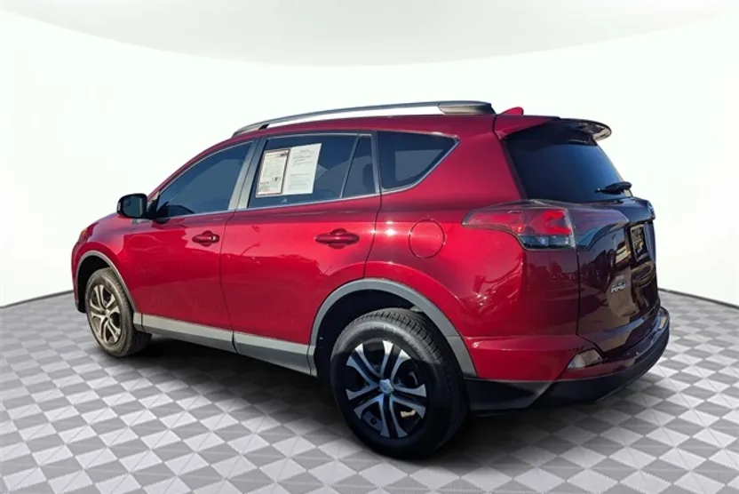 2018 Toyota RAV4 LE photo 1