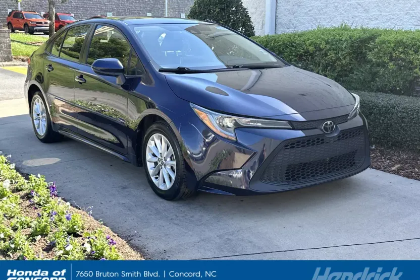 2021 Toyota Corolla LE photo 1
