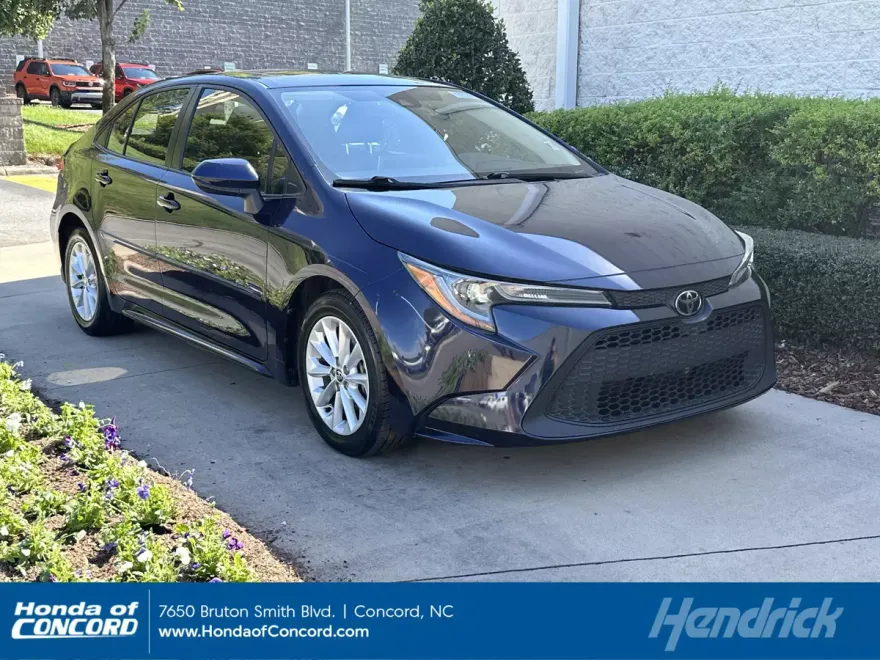 2021 Toyota Corolla LE photo 1