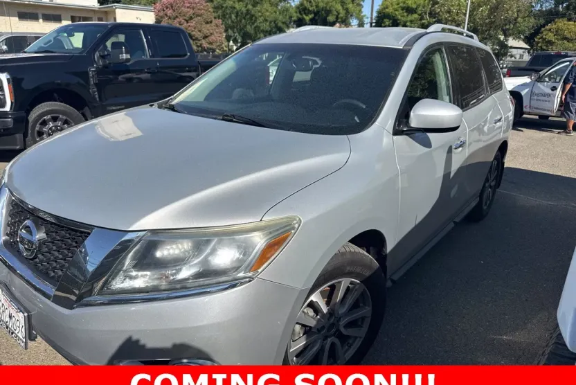 2016 Nissan Pathfinder SV photo 1