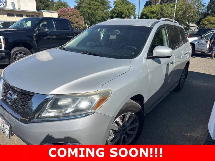 2016 Nissan Pathfinder SV photo 1