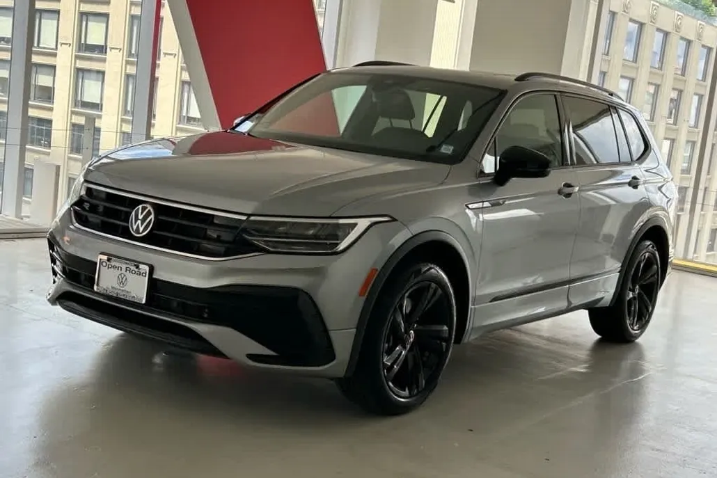2024 Volkswagen Tiguan SE R-Line Black photo 1