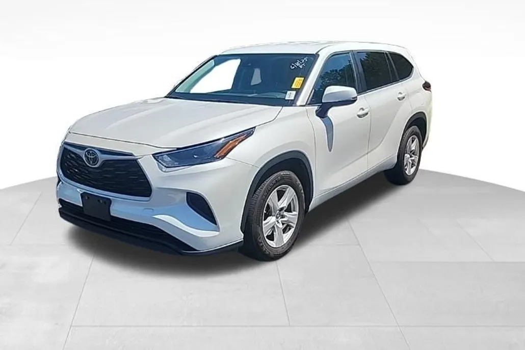 2023 Toyota Highlander L photo 1