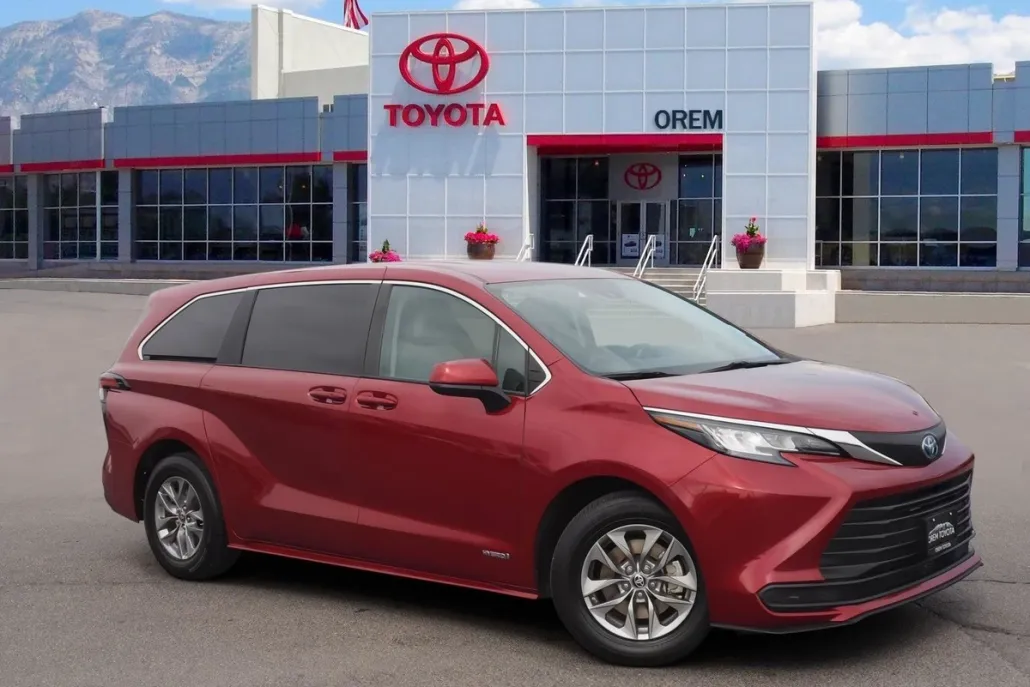 2021 Toyota Sienna LE photo 1