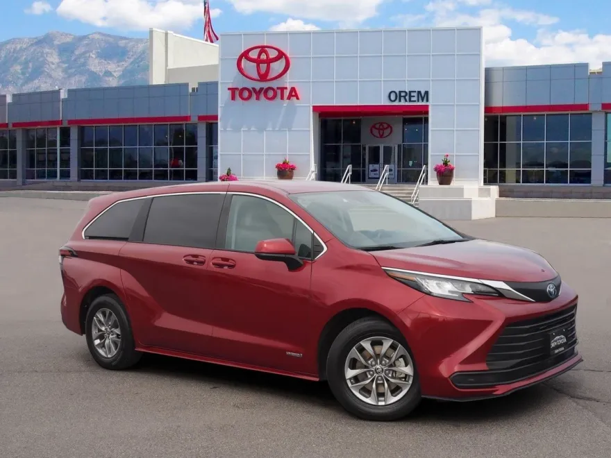 2021 Toyota Sienna LE photo 1