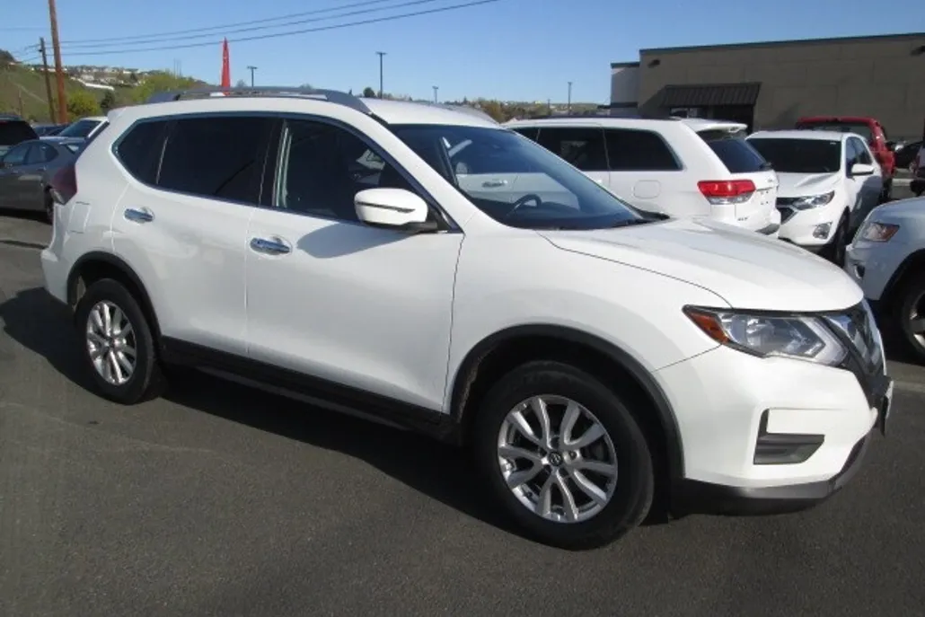 2020 Nissan Rogue SV photo 1