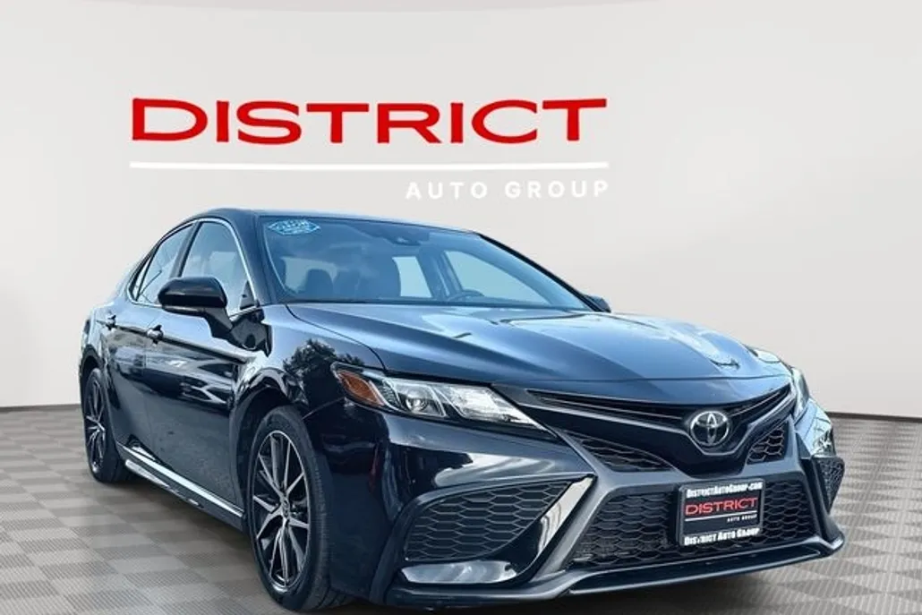 2022 Toyota Camry SE photo 1