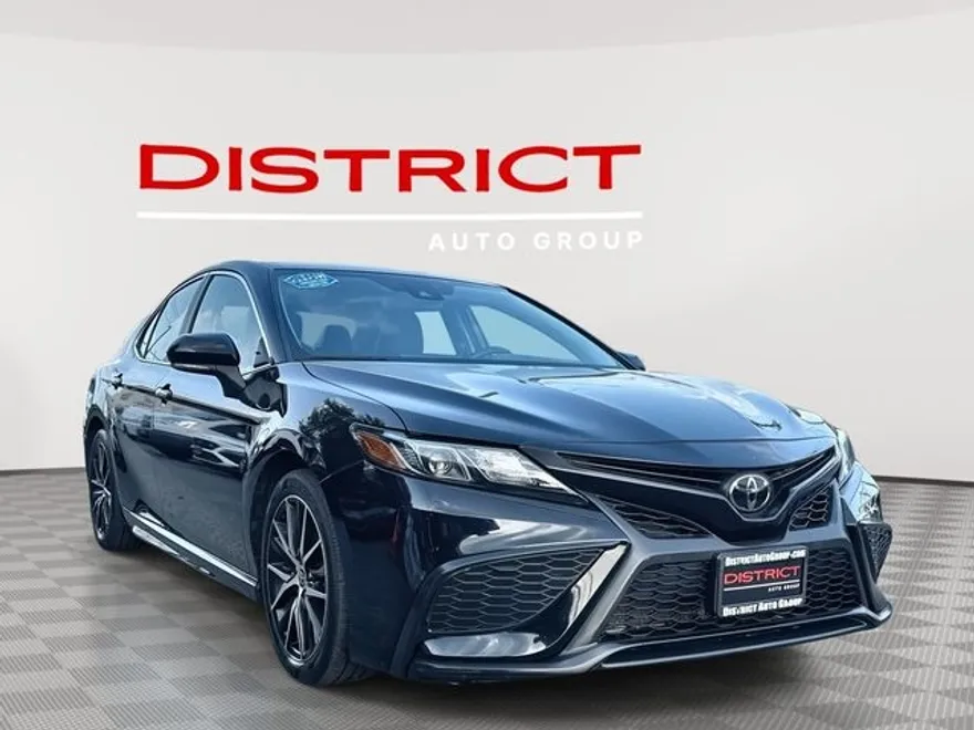 2022 Toyota Camry SE photo 1