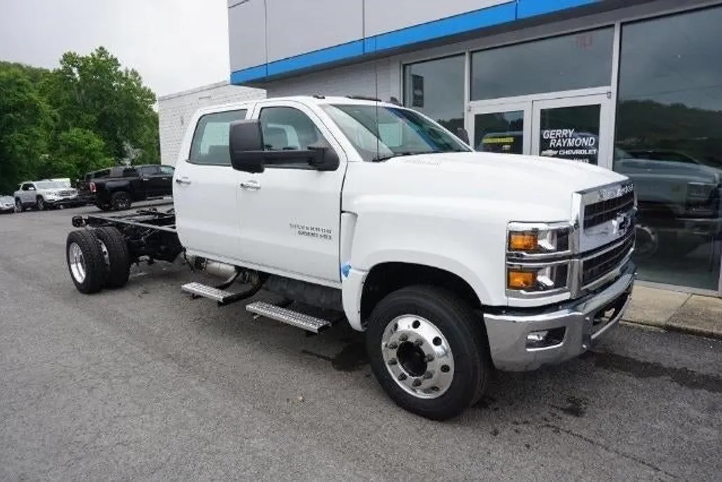 2024 Chevrolet Silverado 6500HD LT photo 1