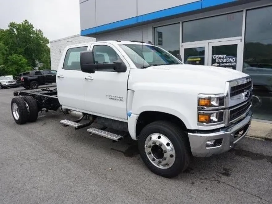 2024 Chevrolet Silverado 6500HD LT photo 1