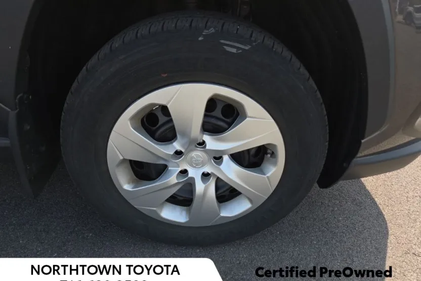 2023 Toyota RAV4 LE photo 1