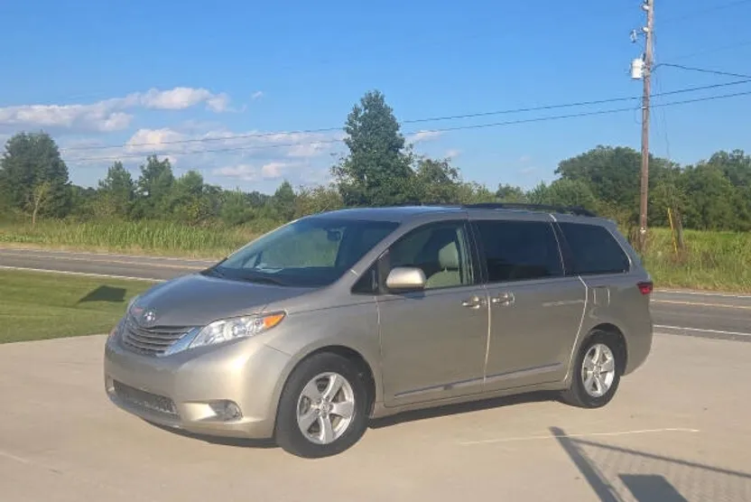 2015 Toyota Sienna LE photo 1