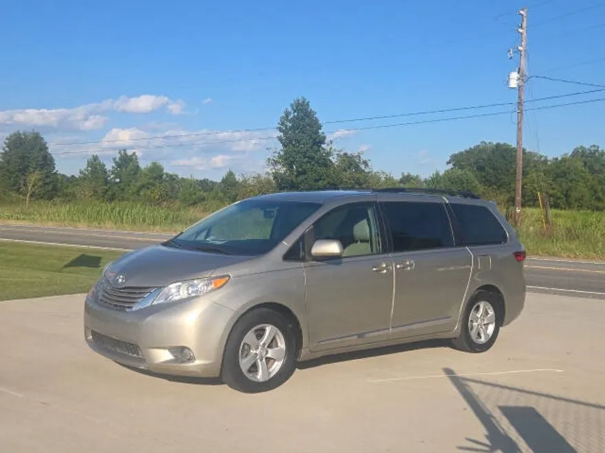 2015 Toyota Sienna LE photo 1