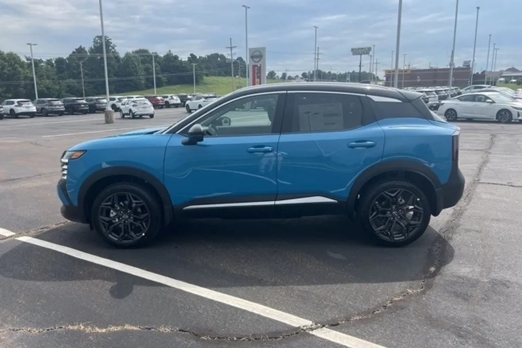 2025 Nissan Kicks SR photo 1