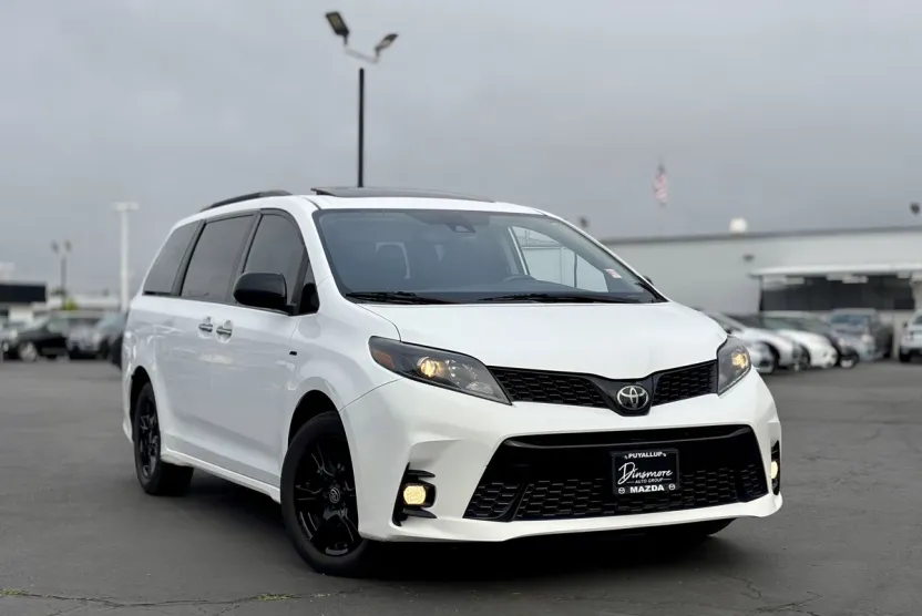 2020 Toyota Sienna SE Premium photo 1