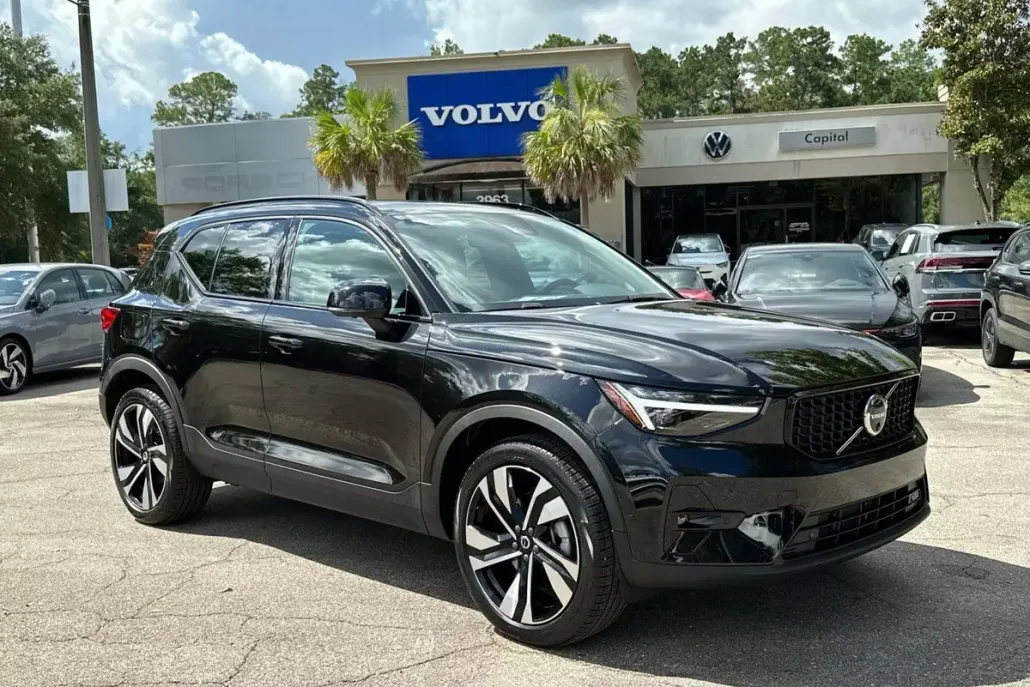 2026 Volvo XC40 photo 1