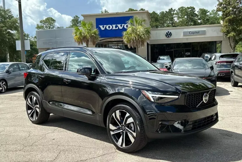 2026 Volvo XC40 photo 1