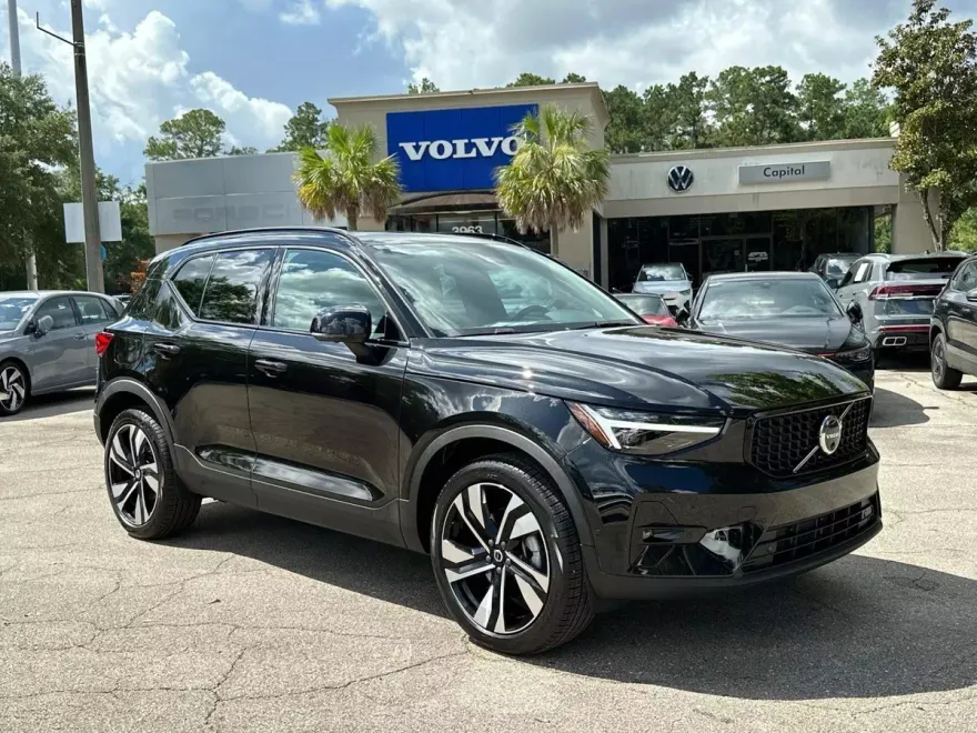 2026 Volvo XC40 photo 1