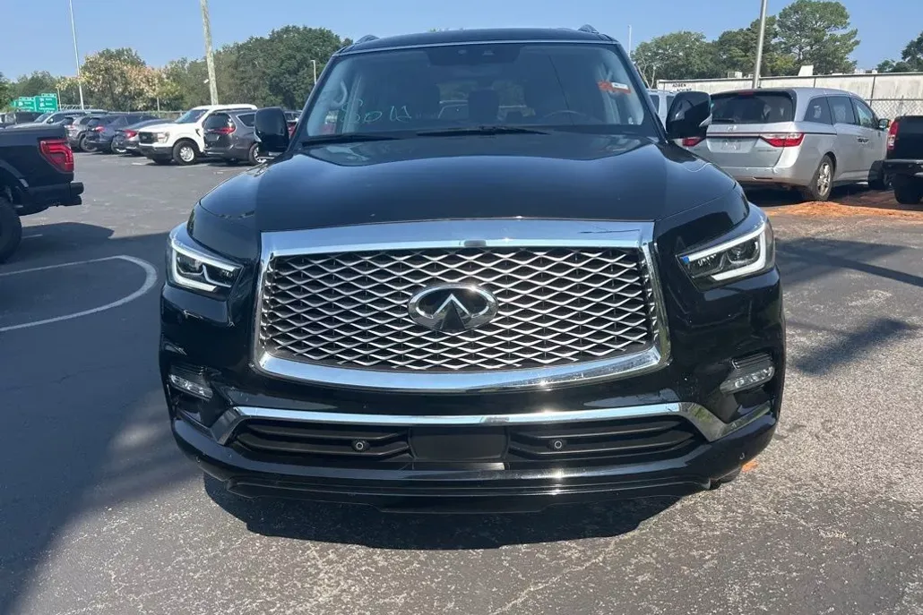 2021 Infiniti QX80 Luxe photo 1