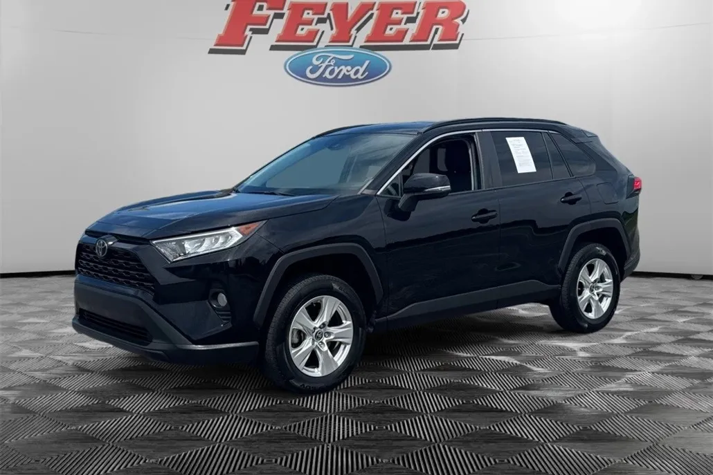 2021 Toyota RAV4 XLE photo 1