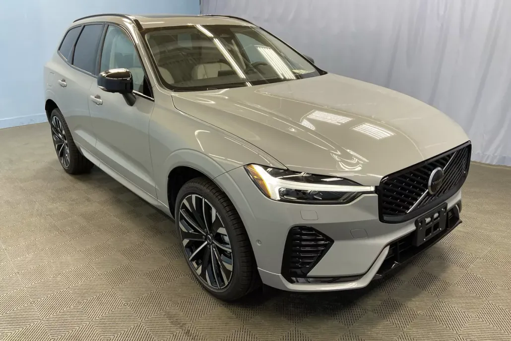 2026 Volvo XC60 B5 photo 1