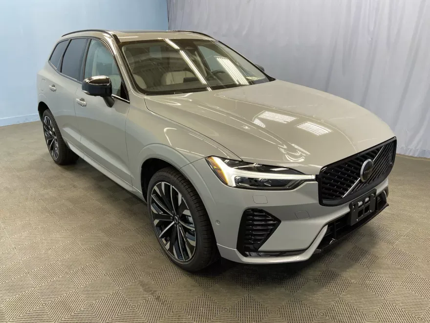 2026 Volvo XC60 B5 photo 1