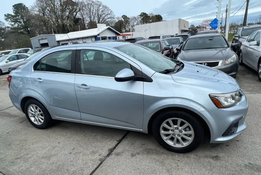 2017 Chevrolet Sonic LT photo 1