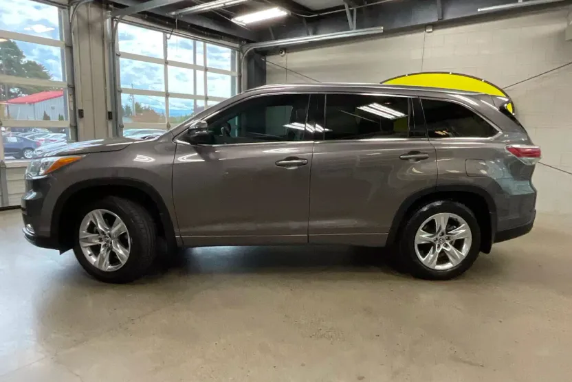 2016 Toyota Highlander Limited photo 1