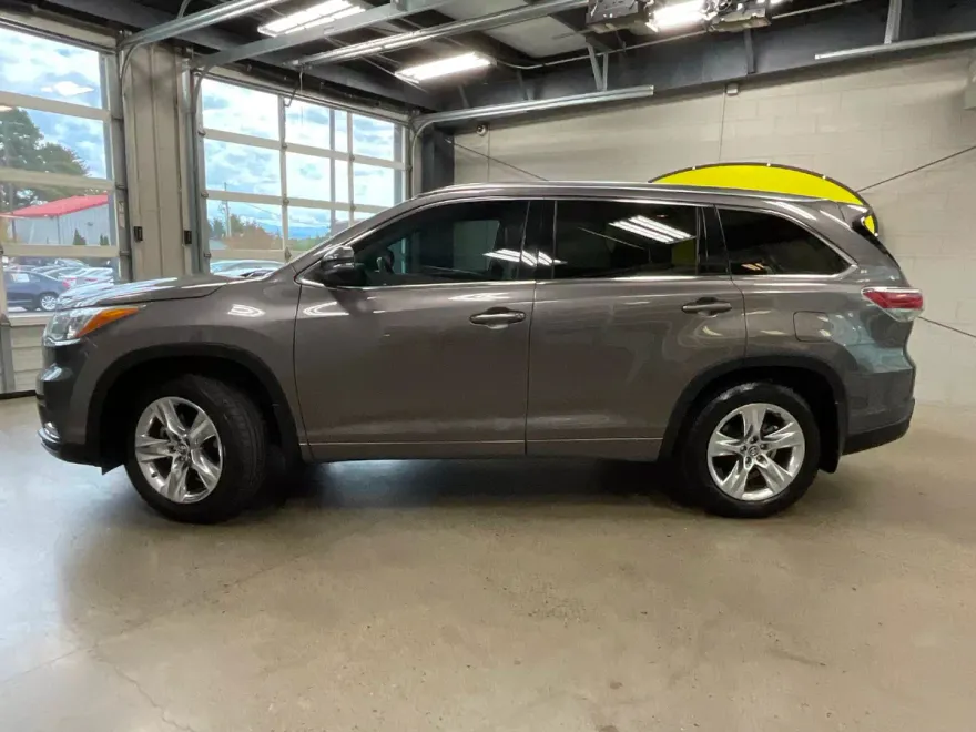 2016 Toyota Highlander Limited photo 1