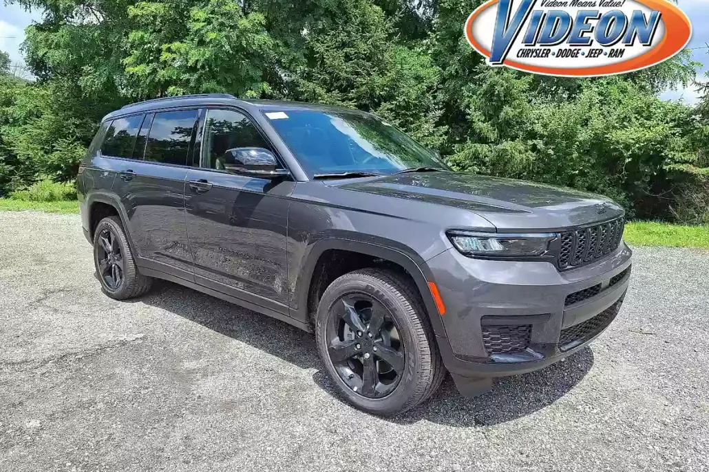 2025 Jeep Grand Cherokee Laredo Altitude photo 1