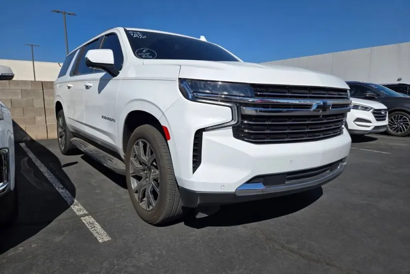 2023 Chevrolet Suburban LT photo 1