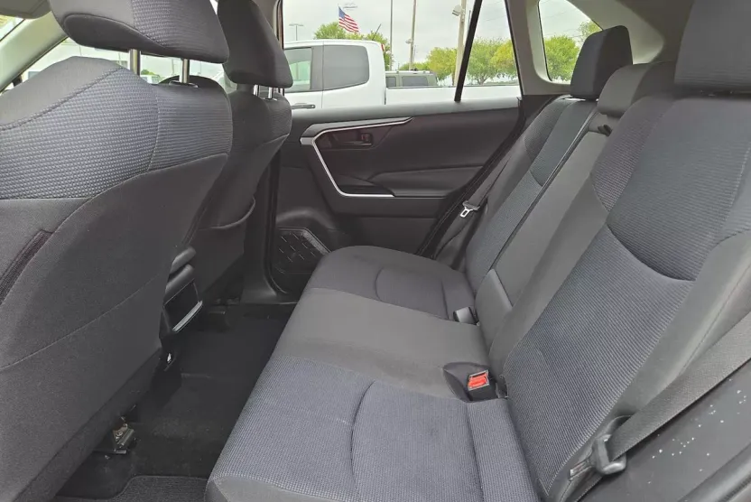 2020 Toyota RAV4 LE photo 1