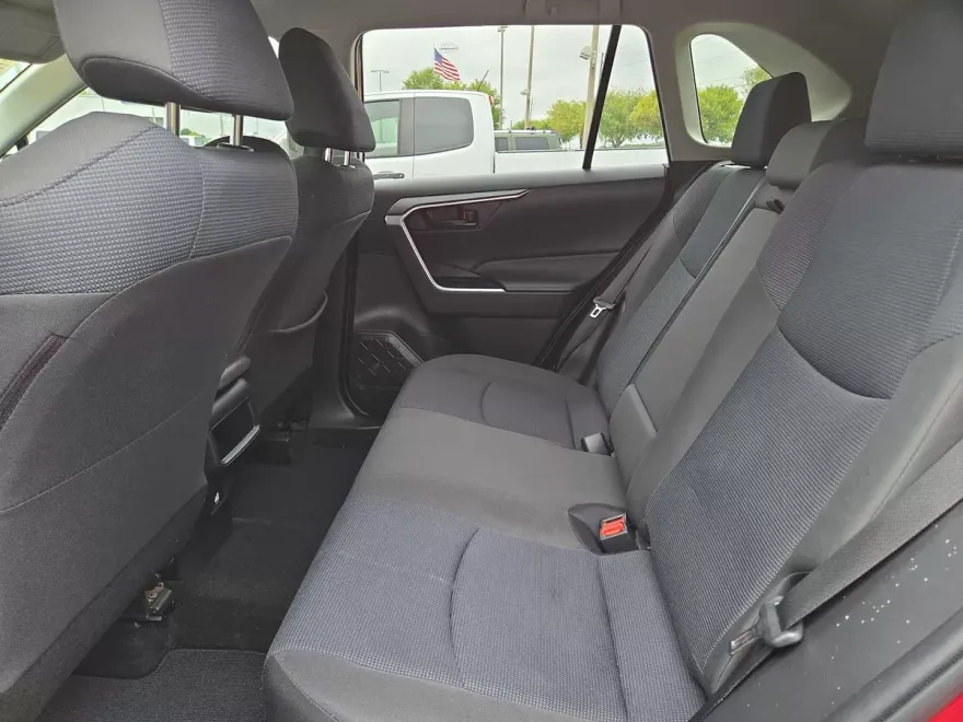 2020 Toyota RAV4 LE photo 1