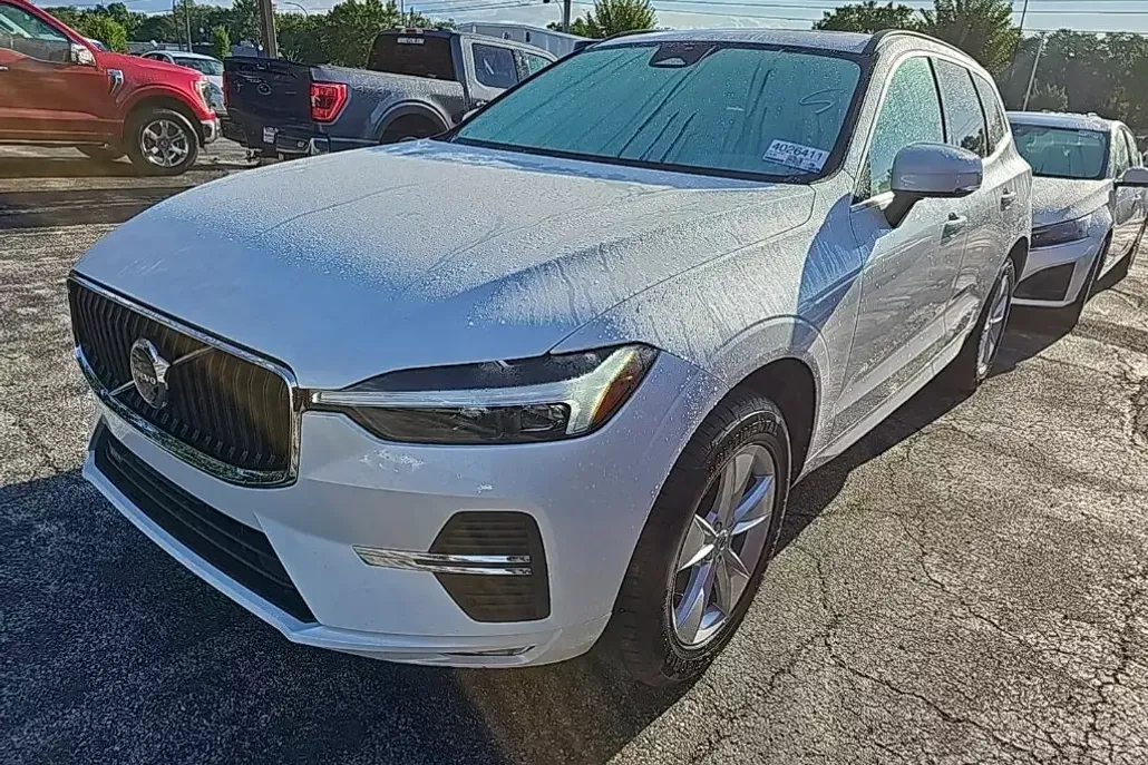 2022 Volvo XC60 B5 Momentum photo 1