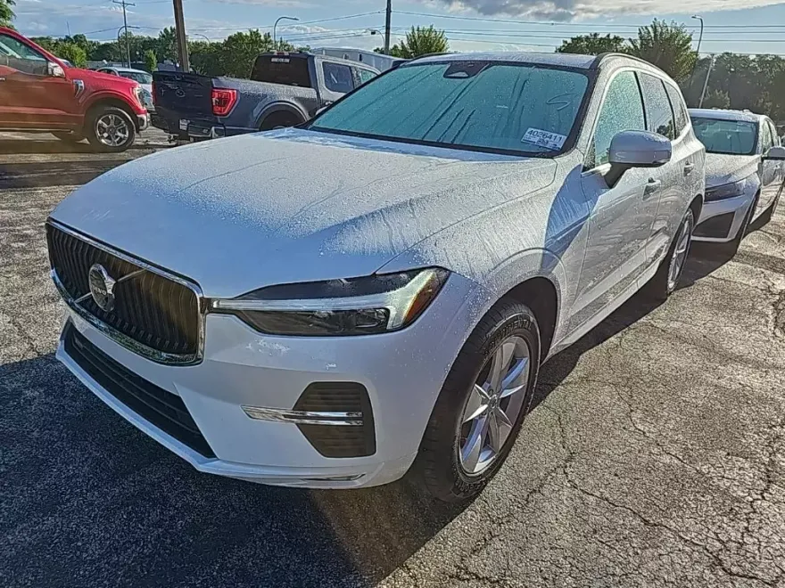 2022 Volvo XC60 B5 Momentum photo 1