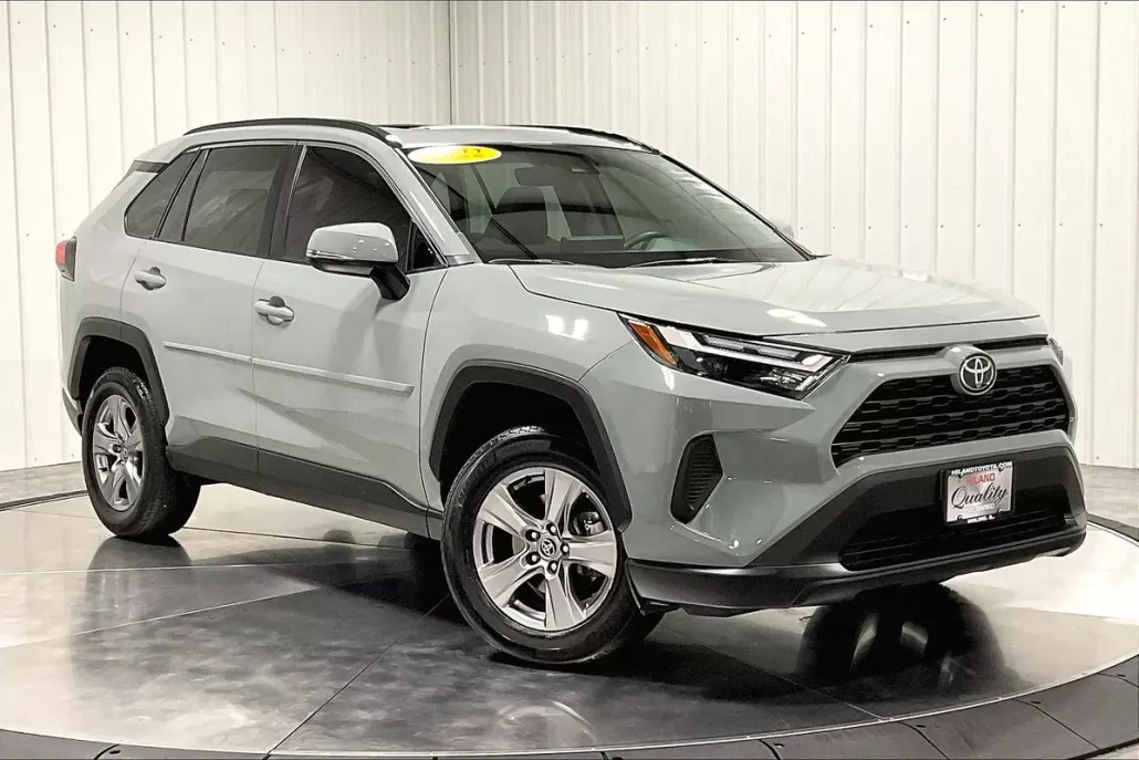 2022 Toyota RAV4 XLE photo 1