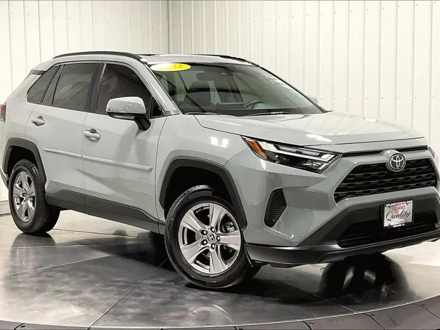 2022 Toyota RAV4 XLE photo 1