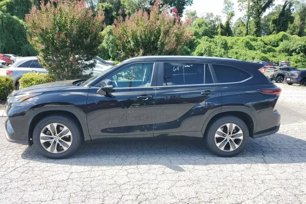 2024 Toyota Highlander XLE photo 1
